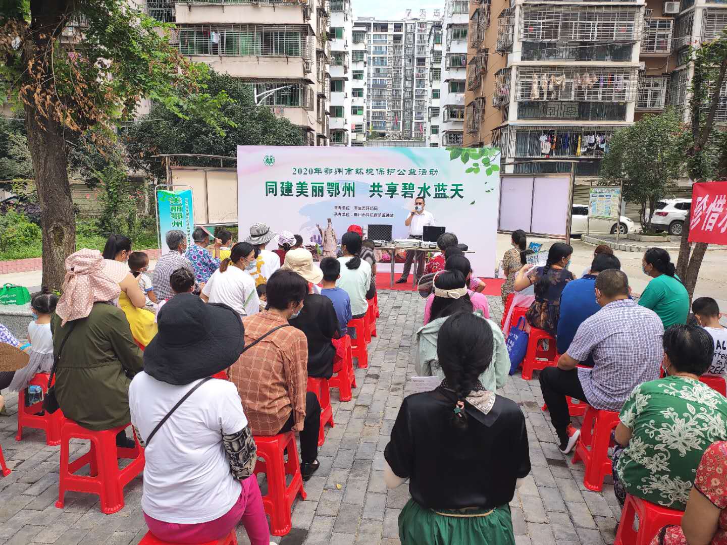 组织开展进社区环保公益宣传活动(同建美丽鄂州 共享碧水蓝天).jpg