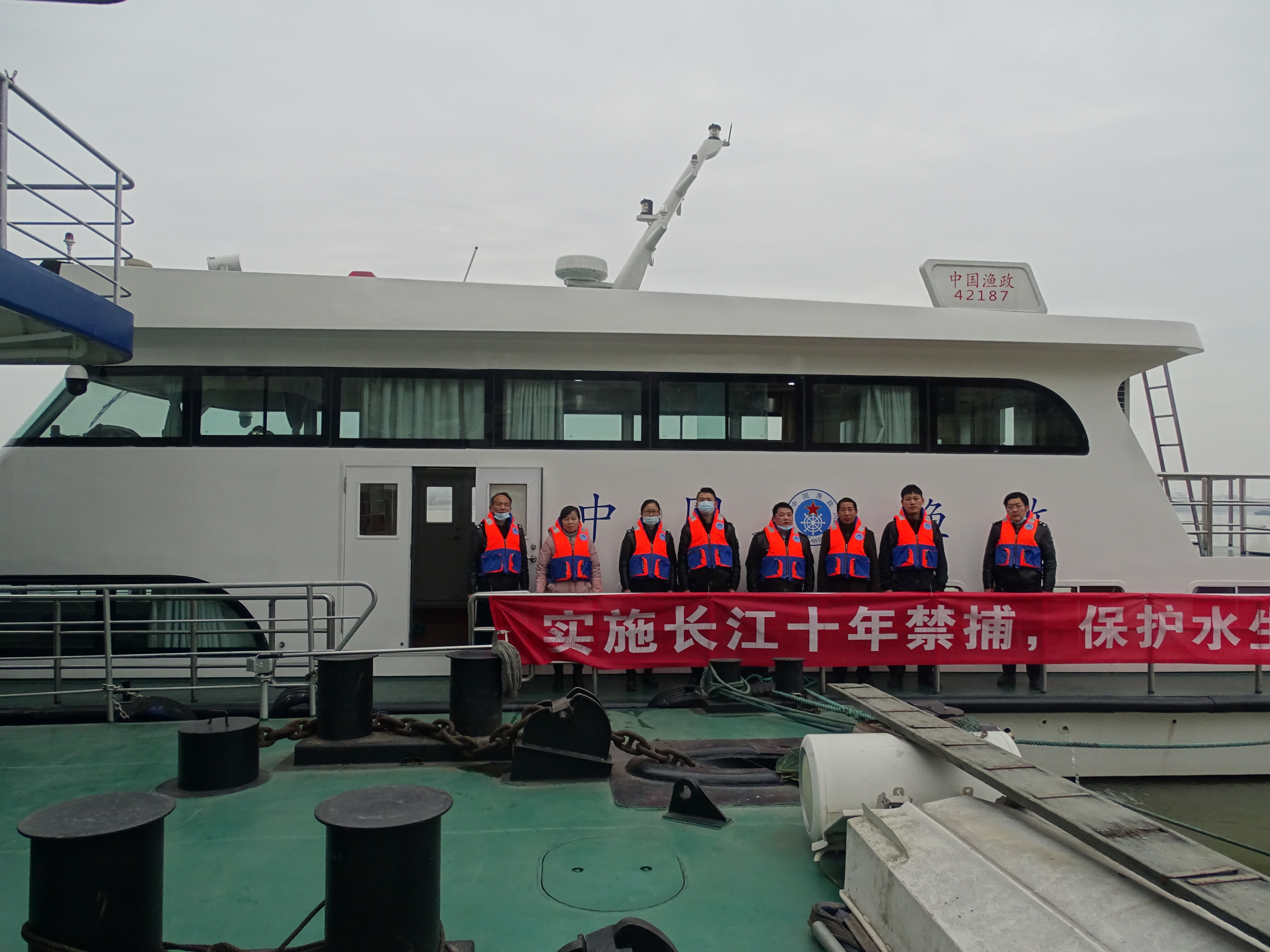 2020年12月18日，市农业综合执法支队支队长刘应龙带领执法人员乘座中国渔政42187号执法船开展长江禁捕巡查.JPG