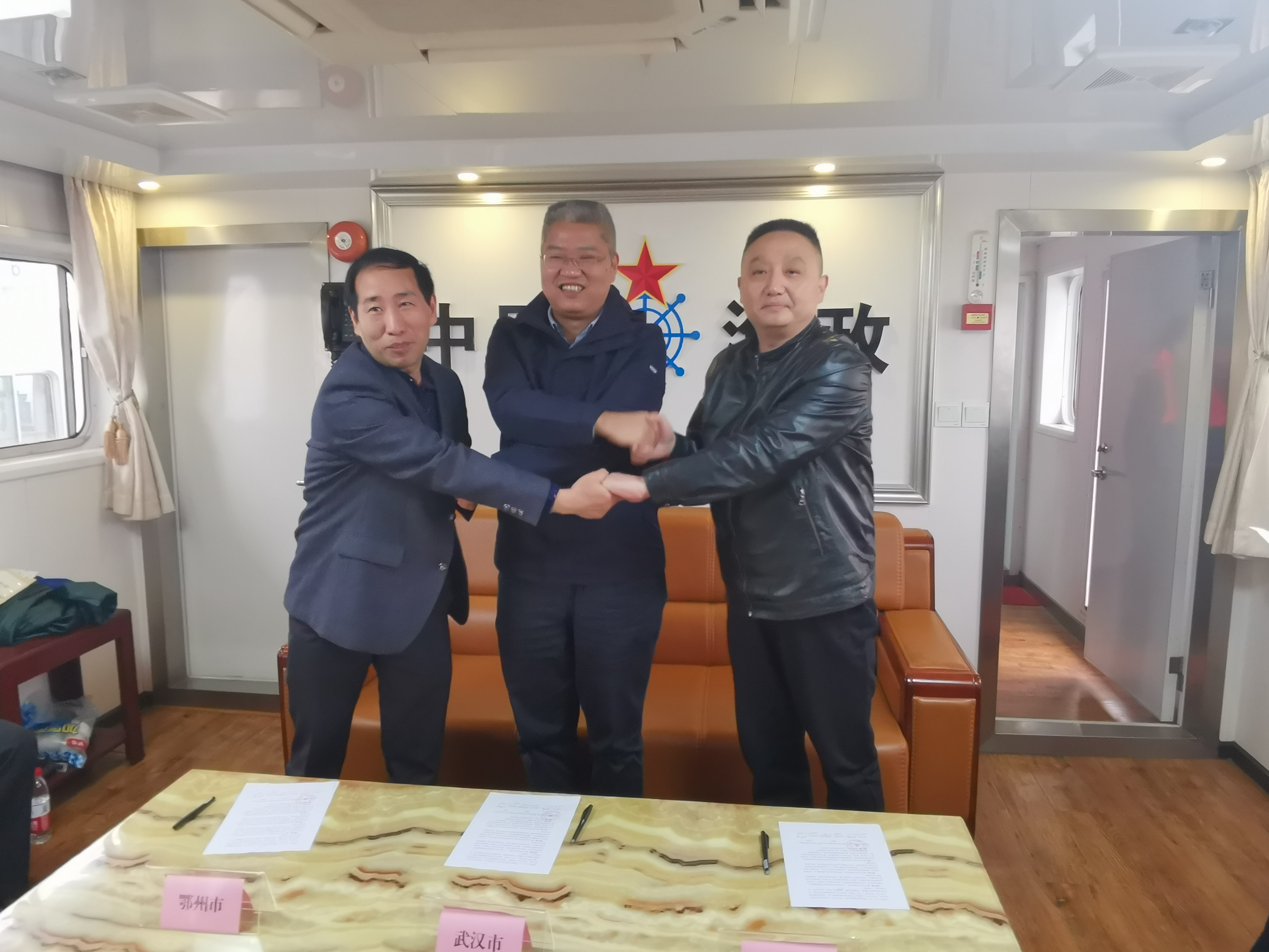 2021年3月31日，市农业综合执法支队支队长刘应龙与武汉市农业综合执法支队支队长王文高、黄冈市农业综合执法支队支队长在三地交界水域签定跨界水域协同执法合作协议书.jpg